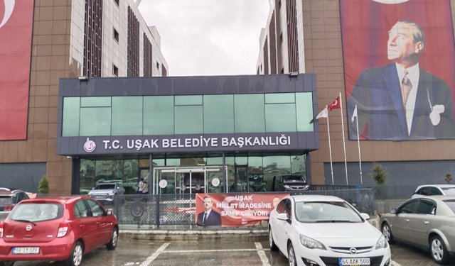 Uşak Belediye Başkanı Özkan Yalım için başlayan demokrasi nöbetinde erken havlu atıldı