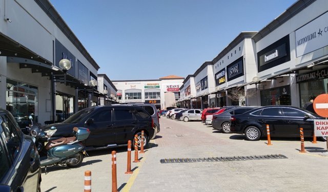 Uşak'ta bayramlık alışverişi, Festiva'daki markalardan ve Atapark'taki bit pazarından yapılıyor!