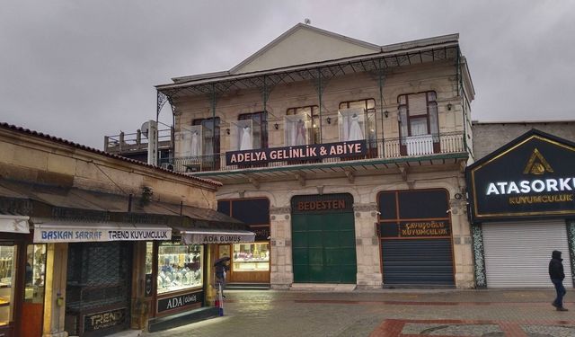 Uşak'taki sarraf esnafı altın satışlarını ağrı aksak devam ettiriyor