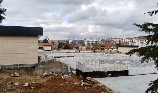 Uşak'ın merkezine 48 elektrikli otomobilin şarj edileceği 800 araçlık yeraltı otoparkı yapıldı