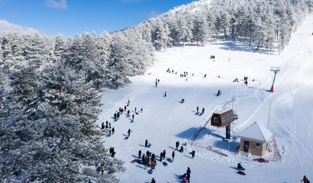 Uşak'tan hafta sonları yoğun olarak gidilen Murat Dağı'nda kar kalınlığı 109 santimetre!