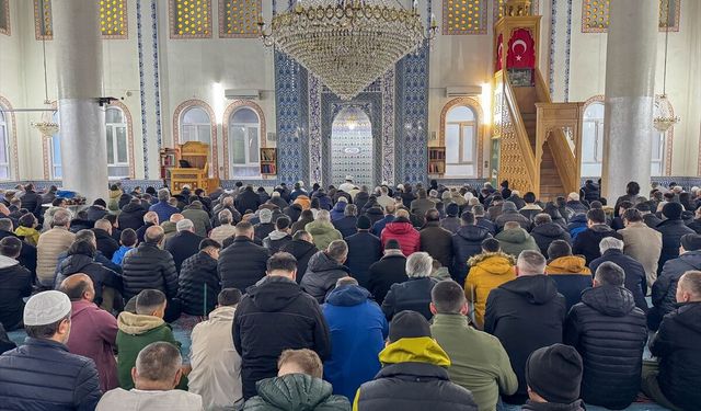 Uşak'ta bayram namazında camiler dolup taştı!