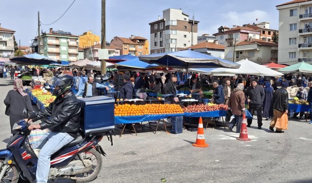 Uşak’ın en ucuzu Salı Pazarı’nda da sebze ve meyve halen cep yakıyor