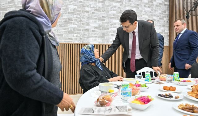 Eşme'yi ziyaret eden Uşak Valisi Kartal, birlik mesajı verdi