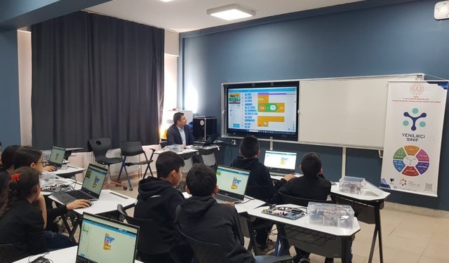 Uşak Elmalıdere Ortaokulu öğrencilerine robotik kodlama eğitimi verildi