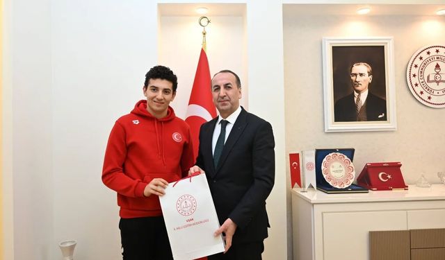 Uşak’ın gurur olan genç yüzücüye bir tebrikte Halil Yücel’den geldi