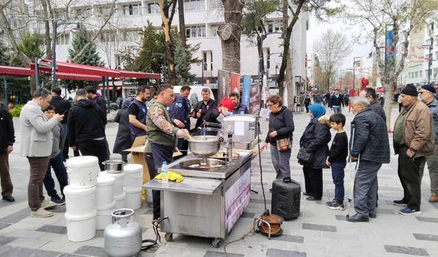Uşak’ta, okul saldırısı üzerine hayatını kaybedenler için lokma döküldü!