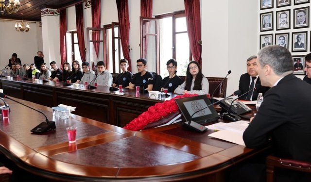 Afyonkarahisar Valisi Aktaş, başarılı öğrencileri ağırladı