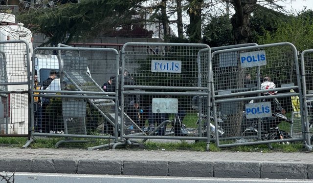 İstanbul Yapı Kredi Plaza önündeki polislere saldıran 3 kişi etkisiz hale getirildi