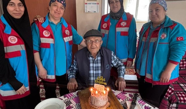Uşak’ın komşusu Çivril’de 91 yaşındaki Hidayet Erday'a doğum günü sürprizi