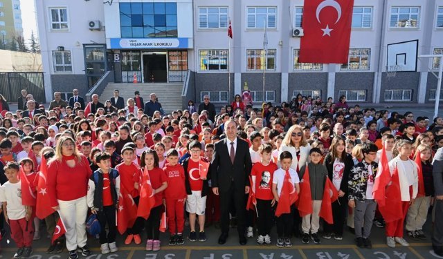 Uşak’ta 23 Nisan öncesi coşku ve heyecan başladı! Okullar bayraklarla süslendi!