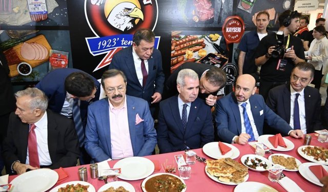 Uşak'ın baklavası, tarhanası, halısı ve kilimini dünyaya tanıtmaya devam ediyorlar