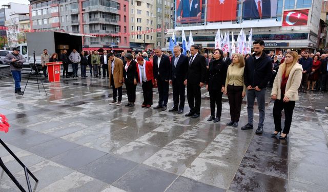 CHP Uşak İl ve İlçe Örgütleri, Atatürk Anıtı’na çelenk koydu