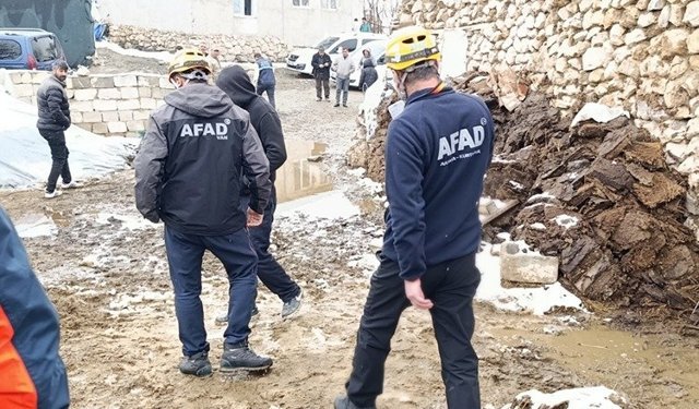 Van Tuşba'daki 5,2'lik deprem korkuttu! Bölgedeki çalışmalar sürüyor