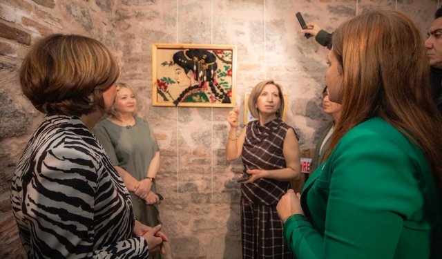 Uşak'ın komşusu Afyonkarahisar'da ipek sergisi sanatseverlerin beğenisine sunuldu