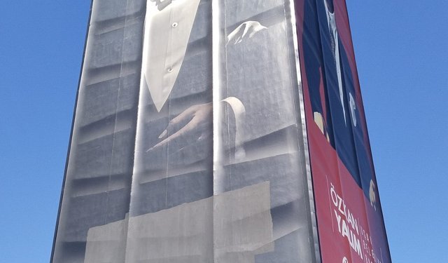 Uşak'ta görevden uzaklaştırılan Başkana dair Atapark'taki izler de siliniyor