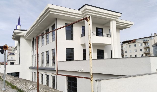 Uşak'ın Banaz ilçesinde yapılan yeni belediye binasının inşaatı bitti