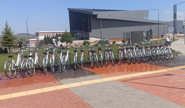 Uşak Üniversitesi Kampüsü'nde ücretsiz bisiklet kullanımı başladı!