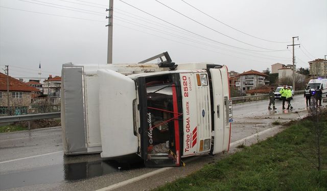 Uşak – İzmir kara yolunda kamyon devrildi