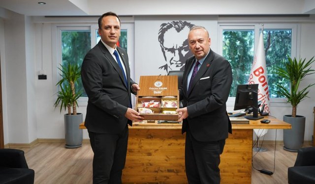 Özkan Yalım'ın Uşak'tan Bornova'da işe soktuğu kadın tartışılıyor! Başkan meclisi kapatıp salonu terk etti!