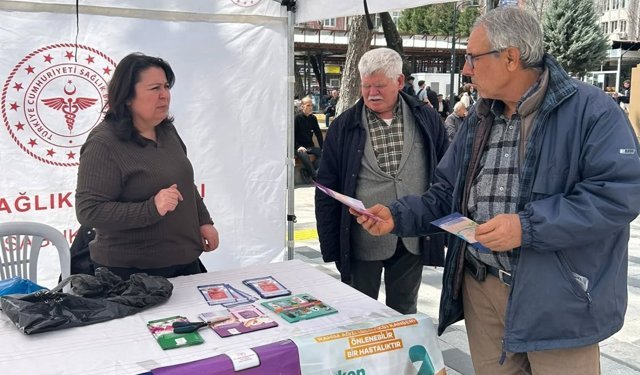 Uşak Tiritoğlu Parkı’nda sağlık stantları kurularak vatandaşlara bilgilendirme yapıldı