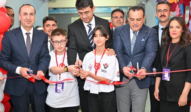 Uşak Valisi Kartal, Müjde Ortaokulu’nun ‘Bilim Fuarı’ açılışını yaptı