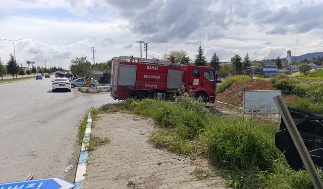 Uşak'ın Banaz ilçesinde feci kaza! 1'i bebek toplam 6 kişi yaralandı!