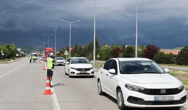 Uşak'tan Ankara'ya gidiş güzergahı olan Afyon'da 1480 polis ekibi görev yapıyor
