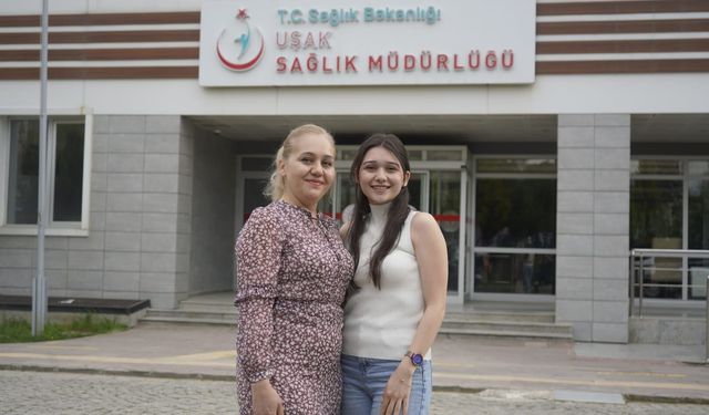 Uşak İl Sağlık'ta hemşire Nagihan Tekin, doktor kızı Ayşe Beyza Açık ile aynı kurumda görev yapıyor
