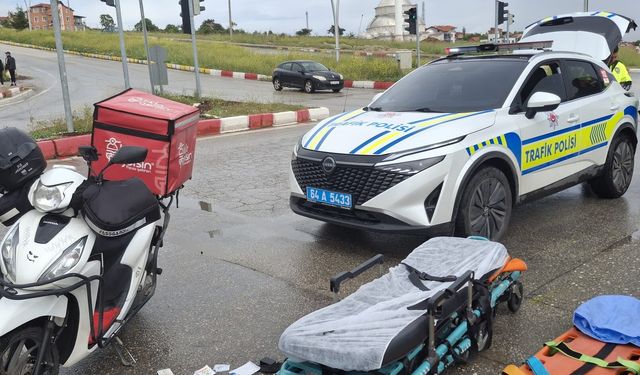 Uşak’ta meydana gelen kazada motokurye ayağından yaralandı