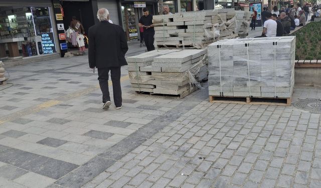 İsmet Paşa Caddesi'ne konan taşlar yaya trafiğini etkiliyor!