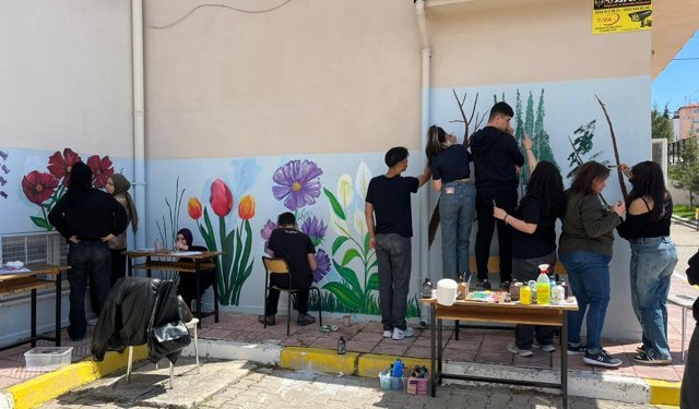 Uşak’ta “Emek Varsa Değer Vardır” duvar boyama etkinliği gerçekleştirildi