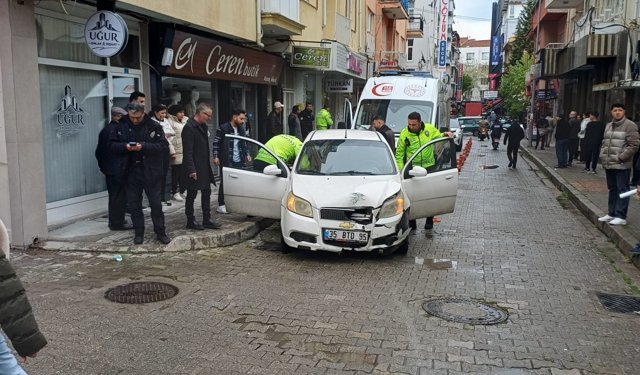 Uşak Çakaloz Sokak’ta meydana gelen tek taraflı kaza neticesiyle aracın sürücüsü yaralandı!