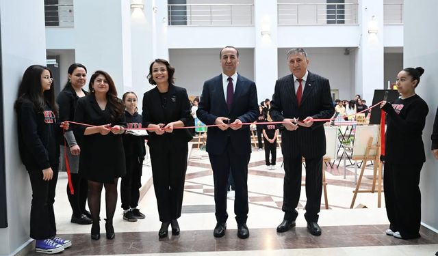 Uşak TOKİ İlkokulu ve Ortaokulu’na ait karma resim sergisi AKM’de açıldı