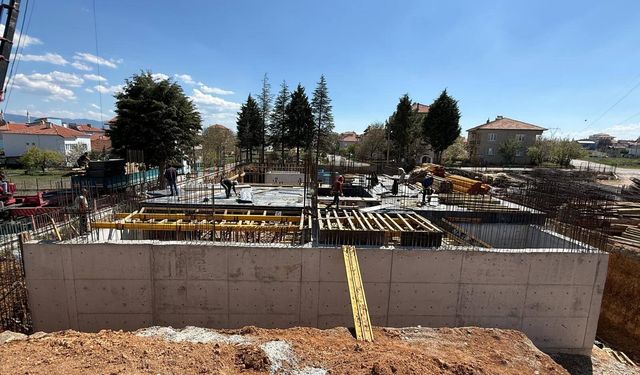 Depreme dayanıksız olduğu gerekçesiyle yıkılan Banaz Şehit Vehbi Demir İlkokulu’nda çalışmalar sürüyor