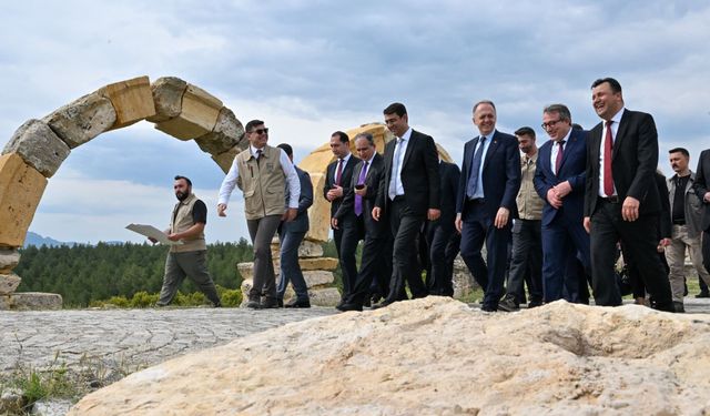 Turizm Bakan Yardımcısı Gökhan Yazgı, Uşak Valisi Kartal’ın eşliğinde Blaundos’u ziyaret etti