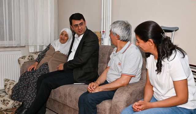 Uşak Valisi Serdar Kartal Anneler Günü dolayısıyla şehit ailelerini ziyaret etti