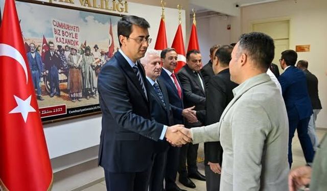 Uşak Valisi Kartal; mesai arkadaşları ve İl Özel İdare personeliyle şimdiden bayramlaştı
