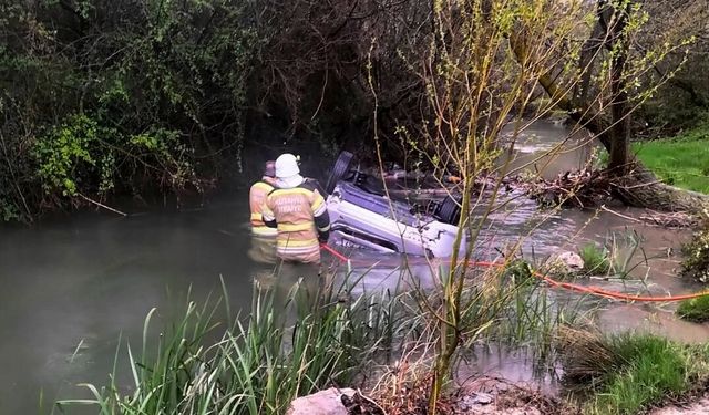 Uşak’ın komşusu Kütahya’da Porsuk Çayı’na devrilen otomobildeki 1 kişi hayatını kaybetti