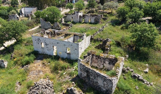 600 yıllık geçmişi olan Sandıma köyünün sokaklarını gezdiler