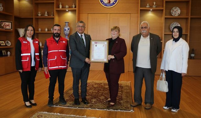 Kütahya'da Türk Kızılay Derneği'nden DPÜ'ye teşekkür plaketi