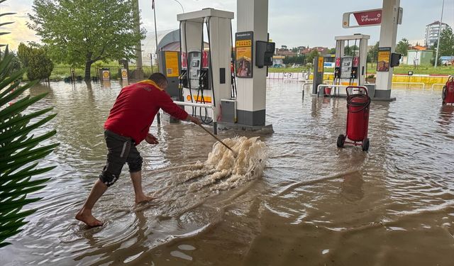 Uşak'ta aşırı yağmur sonrası, benzinliği su bastı!