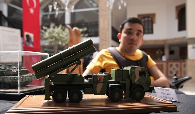 Seferihsar'da yaşayan Şendoğan Ege Katmerci, 15 yılda maketlerden askeri araç koleksiyonu yaptı