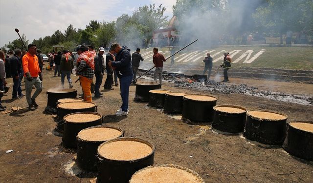 Acıpayam Alaattin Mahallesi'nde Taşkın Dede hayır yemeği devam ediyor