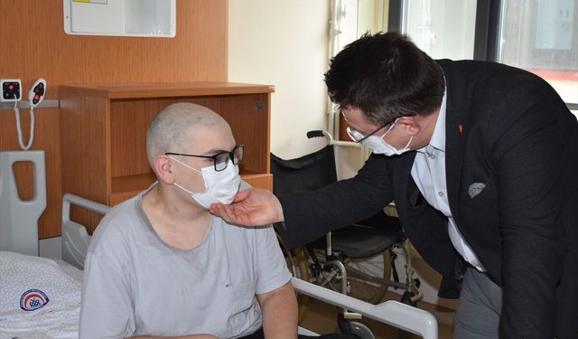 Afyon'da tedavi gören çocuklara bayram müjdesi verdi!