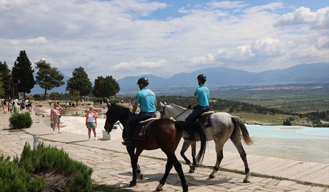 Uşak'tan da ziyaretçi çeken Pamukkale'de atlı timler görevde