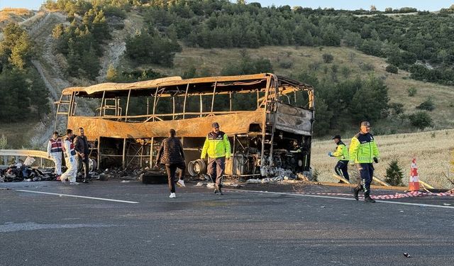 Uşak'ın komşusu Denizli'de otobüs kazası! Yanan araçta çok sayıda kişi yaşamını yitirdi!