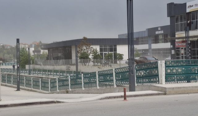 Uşak Belediye binası ve kentsel dönüşüm çevresinde toz bulutları oluştu