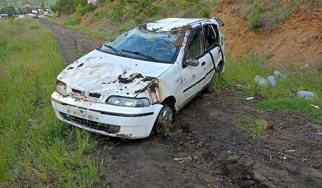 Uşak Banaz Kızılhisar'da takla atan otomobilde 1'i ağır 3 kişi yaralandı