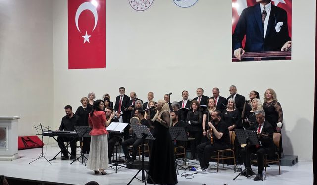 Uşak'ta şef Miray Aysun Yazgan'ın yönettiği korodan müzik ziyafeti